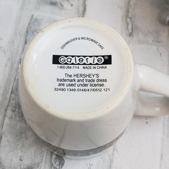 Kisses Ceramic Fondue Pot w/Hershey's Mugs - Picture 13 of 14